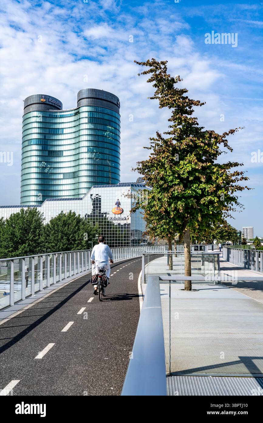 Die Moreelse brug, Fußgänger- und Fahrradbrücke über die Gleise von Utrecht Centraal, Hauptbahnhof, mit Bäumen bepflanzt, Rabobank-Gebäude, Neth Stockfoto