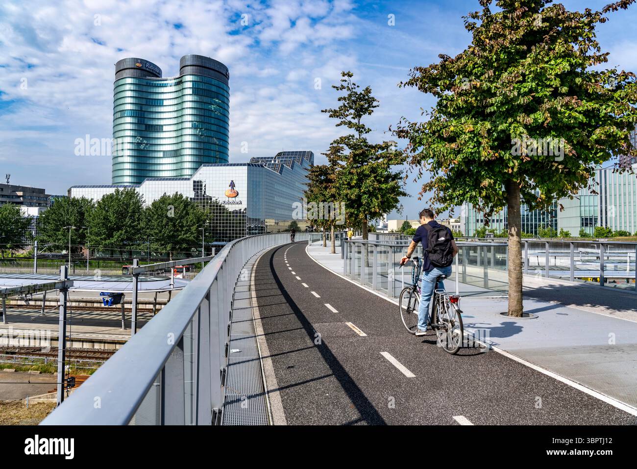 Die Moreelse brug, Fußgänger- und Fahrradbrücke über die Gleise von Utrecht Centraal, Hauptbahnhof, mit Bäumen bepflanzt, Rabobank-Gebäude, Neth Stockfoto