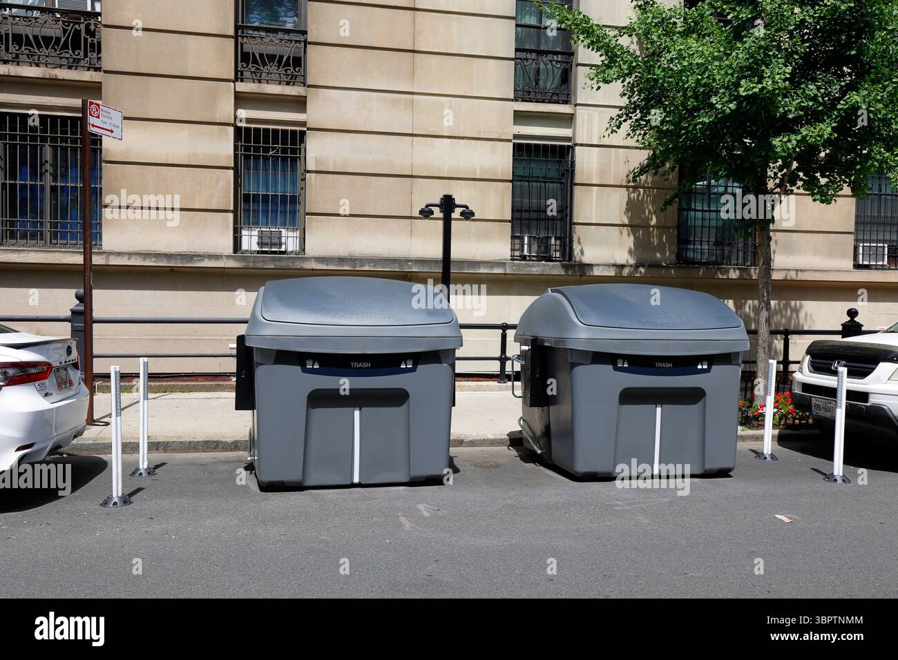 Empire bin vor einem Wohnhaus in Manhattan. Die Empire bin Abfallbehälter werden von Contenur als Teil einer geliefert (siehe Add'l Info) Stockfoto