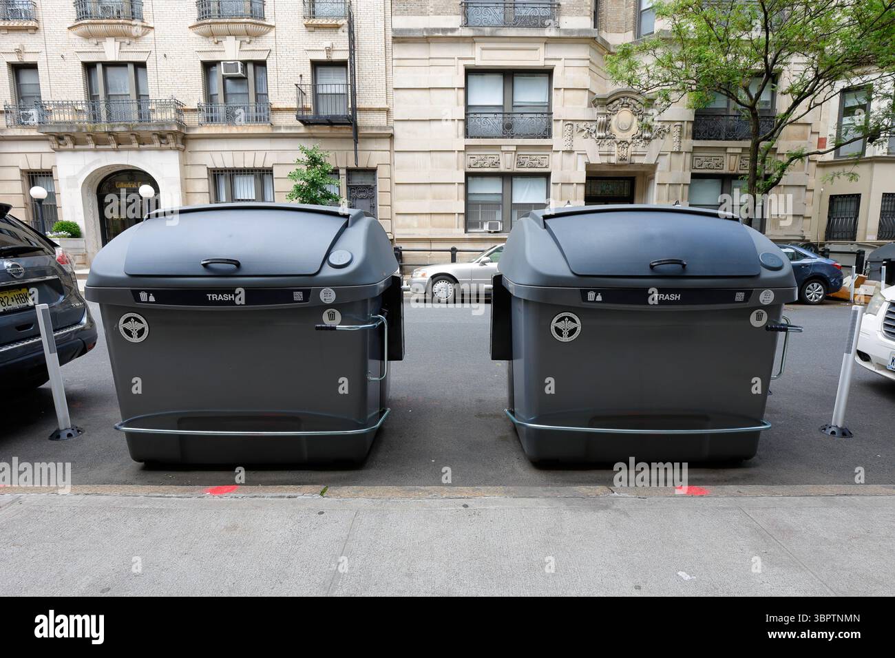 Empire bin vor einem Wohnhaus in Manhattan. Die Empire bin Abfallbehälter werden von Contenur als Teil einer geliefert (siehe Add'l Info) Stockfoto