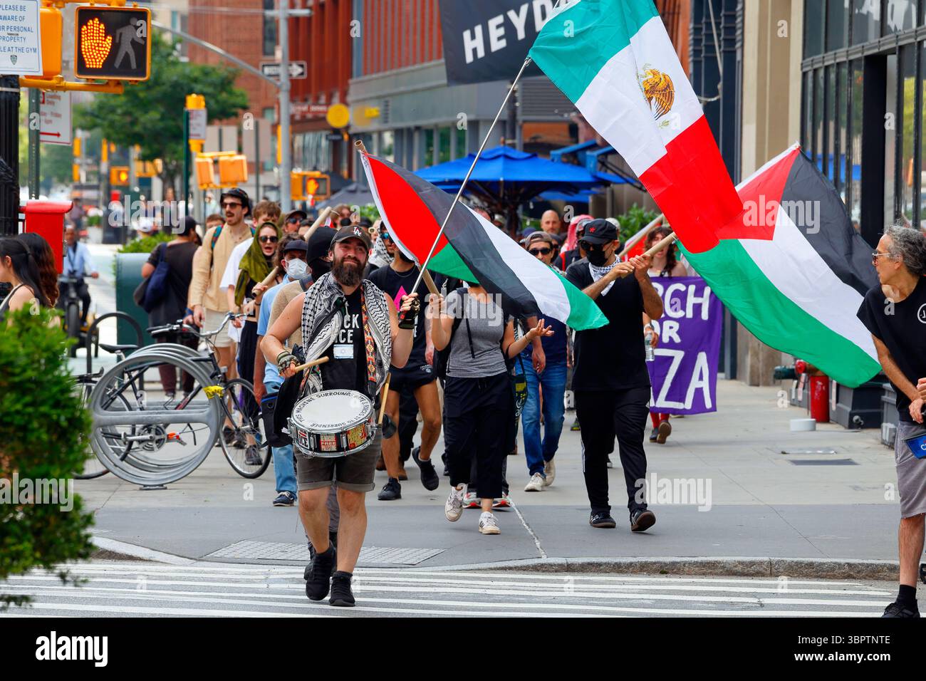 Ein pro-palästinensischer, Anti-ICE-Marsch für Gaza-protestmarsch in New York, 21. Juni 2025 Stockfoto