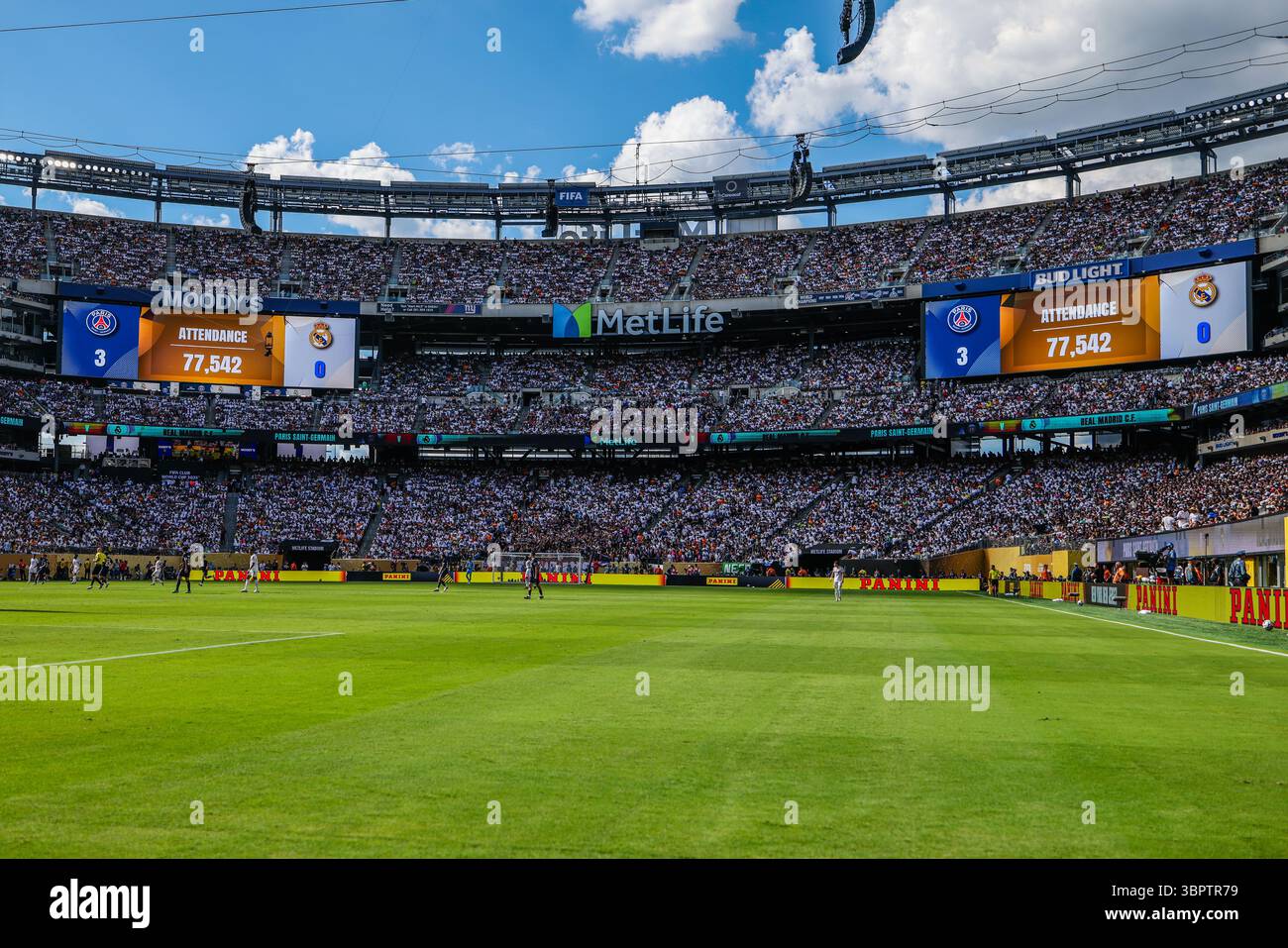 Real Madrid und Paris St. German zahlten an diesem Mittwoch, den 9. Juli, im Metlife Stadium in East Hartford in den Vereinigten Staaten in einem Spiel, das für die Halbfinale der FIFA Club-Weltmeisterschaft 2025 gültig ist. Quelle: Brazil Photo Press/Alamy Live News Stockfoto Real Madrid und Paris St. German zahlten an diesem Mittwoch, den 9. Juli, im Metlife Stadium in East Hartford in den Vereinigten Staaten in einem Spiel, das für die Halbfinale der FIFA Club-Weltmeisterschaft 2025 gültig ist. Quelle: Brazil Photo Press/Alamy Live News Stockfoto