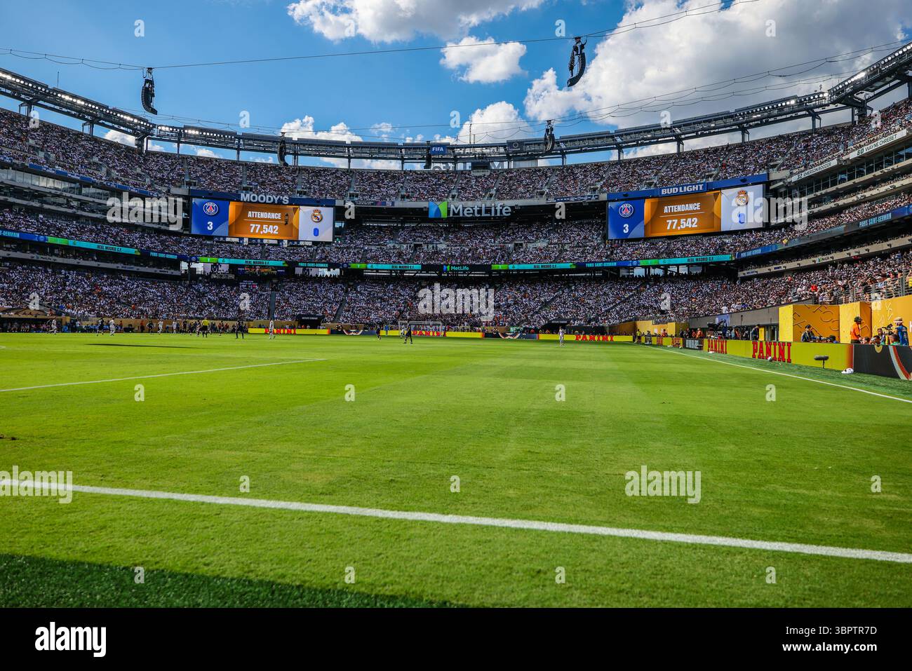 Real Madrid und Paris St. German zahlten an diesem Mittwoch, den 9. Juli, im Metlife Stadium in East Hartford in den Vereinigten Staaten in einem Spiel, das für die Halbfinale der FIFA Club-Weltmeisterschaft 2025 gültig ist. Quelle: Brazil Photo Press/Alamy Live News Stockfoto Real Madrid und Paris St. German zahlten an diesem Mittwoch, den 9. Juli, im Metlife Stadium in East Hartford in den Vereinigten Staaten in einem Spiel, das für die Halbfinale der FIFA Club-Weltmeisterschaft 2025 gültig ist. Quelle: Brazil Photo Press/Alamy Live News Stockfoto