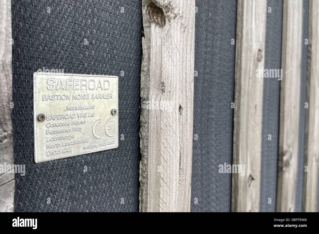 Hersteller-Etikett für die Lärmschutzbarriere Saferoad Bastion hebt die in Großbritannien hergestellte akustische Infrastruktur hervor, die für die Lärmdämmung in Städten zertifiziert ist, Penwortham, Großbritannien Stockfoto
