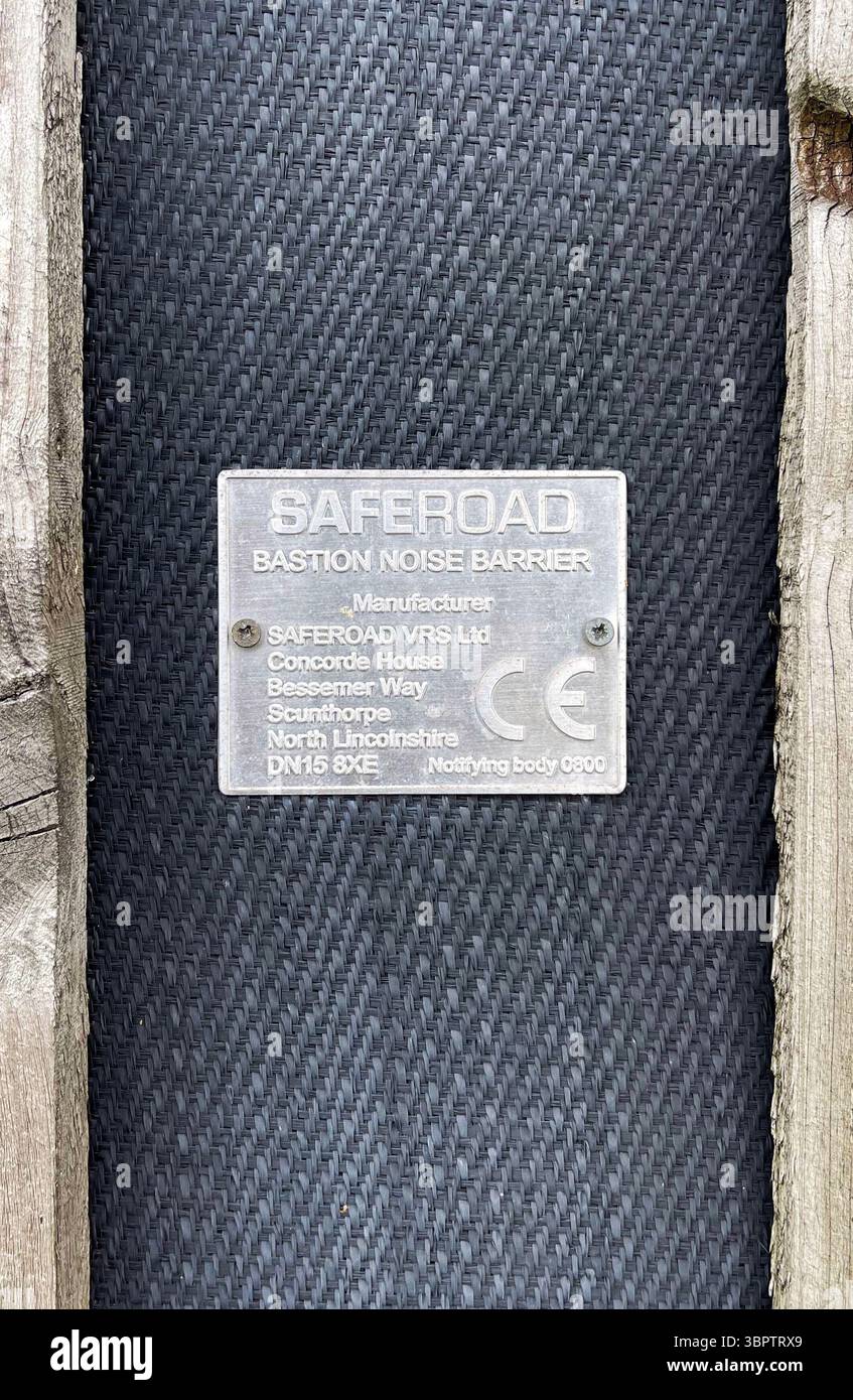Hersteller-Etikett für die Lärmschutzbarriere Saferoad Bastion hebt die in Großbritannien hergestellte akustische Infrastruktur hervor, die für die Lärmdämmung in Städten zertifiziert ist, Penwortham, Großbritannien Stockfoto