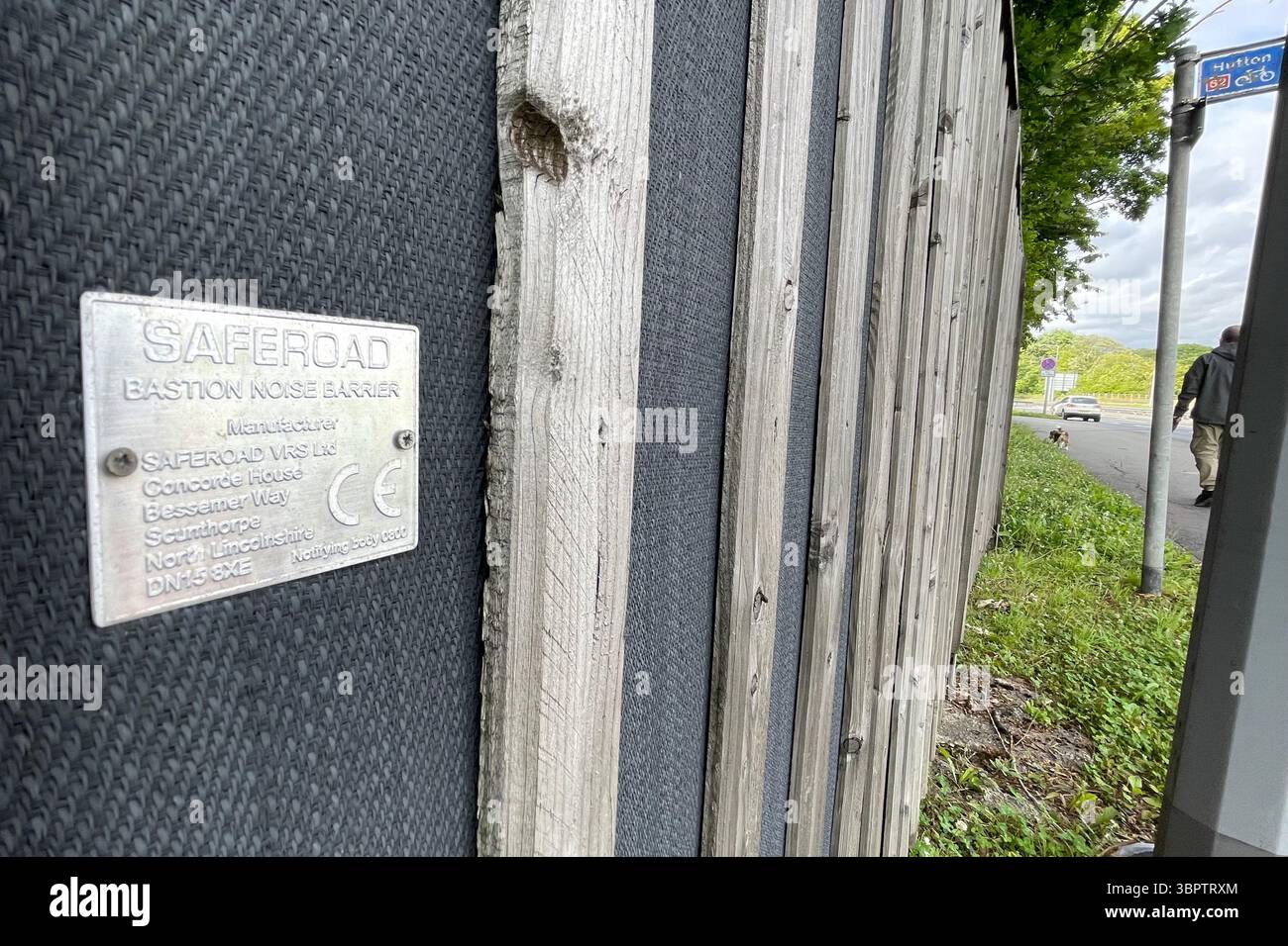 Hersteller-Etikett für die Lärmschutzbarriere Saferoad Bastion hebt die in Großbritannien hergestellte akustische Infrastruktur hervor, die für die Lärmdämmung in Städten zertifiziert ist, Penwortham, Großbritannien Stockfoto