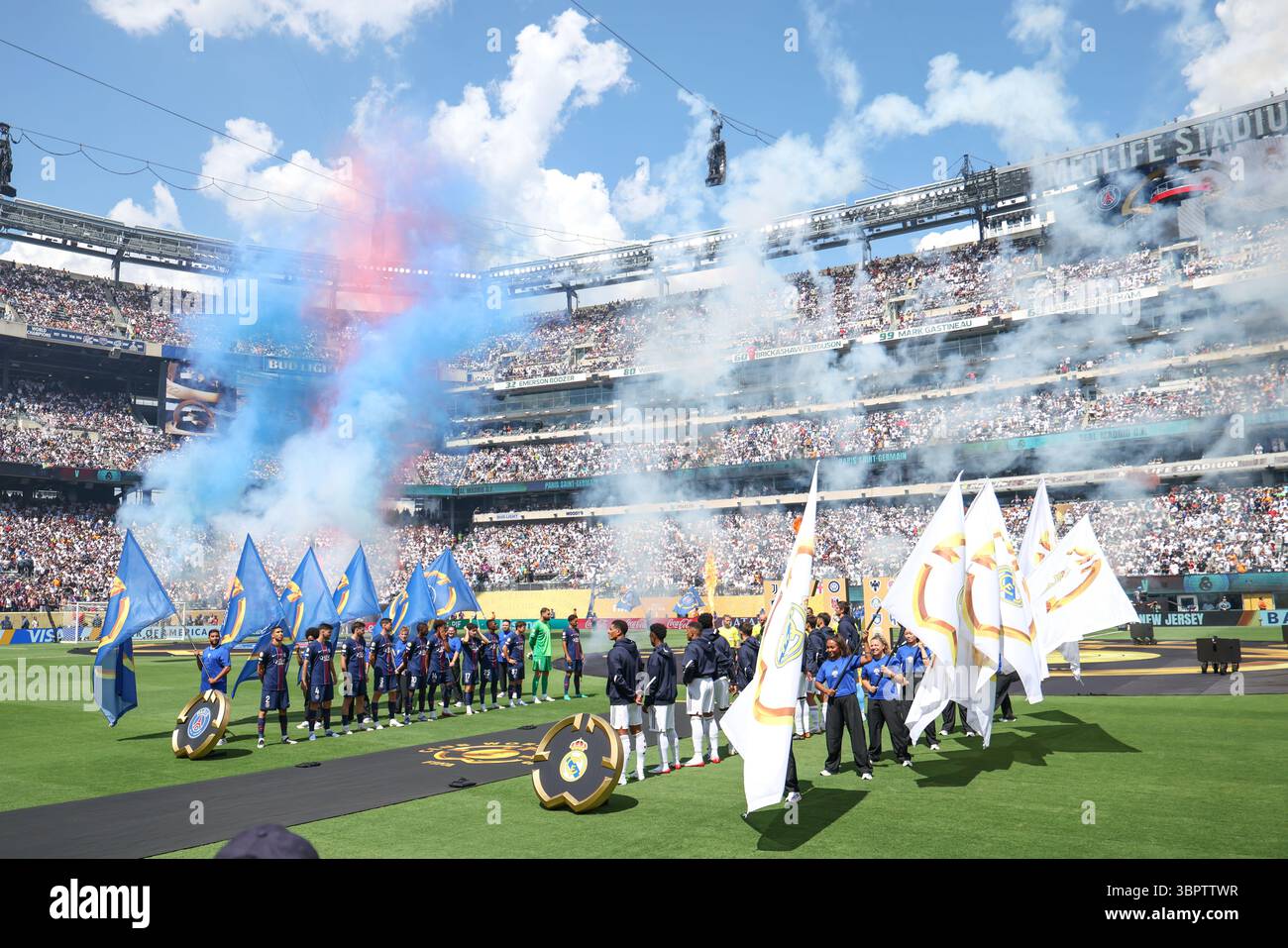Momente vor dem Spiel zwischen Real Madrid und Paris St. German im Halbfinale der FIFA Club-Weltmeisterschaft 2025 im Metlife Stadium in East Hartford, USA, am Mittwoch, den 9. Juli. Quelle: Brazil Photo Press/Alamy Live News Stockfoto Momente vor dem Spiel zwischen Real Madrid und Paris St. German im Halbfinale der FIFA Club-Weltmeisterschaft 2025 im Metlife Stadium in East Hartford, USA, am Mittwoch, den 9. Juli. Quelle: Brazil Photo Press/Alamy Live News Stockfoto