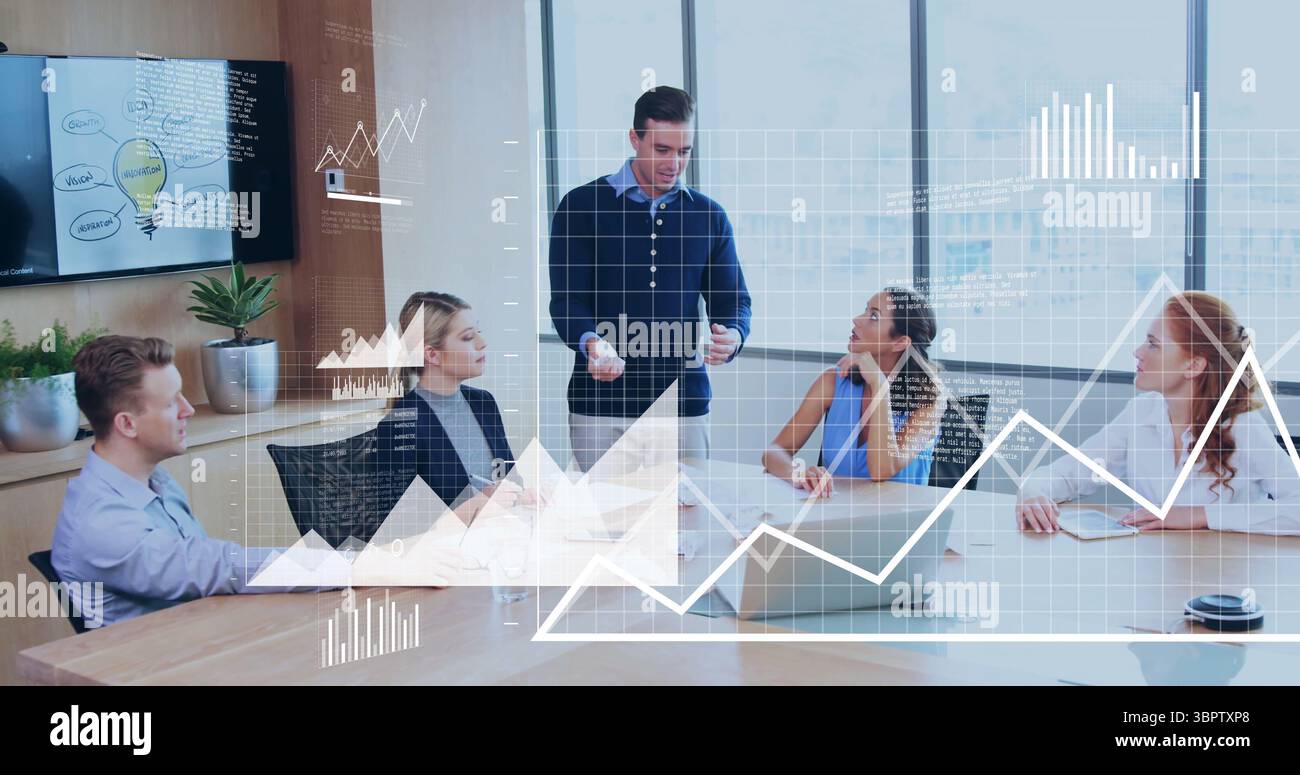 Präsentator in marineblauem Pullover mit Blick auf die Präsentation im Konferenzraum, mit Laptop und Papieren Stockfoto