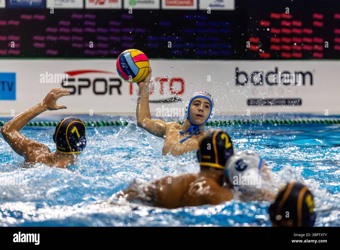 ISTANBUL, TÜRKEI - 9. JULI 2025: U16-Spiel der Wasserpolo-Europameisterschaft der Männer zwischen Spanien und Serbien im Beylikdüzü Sports Complex, Istanbul. Credits : ahmetozkanphotography Stockfoto