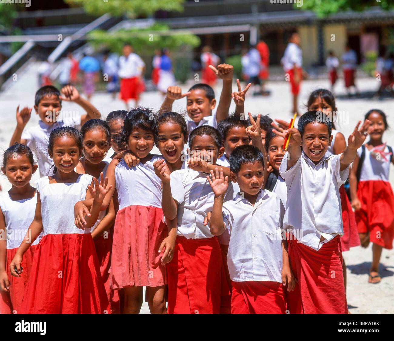 Gruppe von Samoa Schulkinder außerhalb der Klassenräume, Apia, Samoa Stockfoto