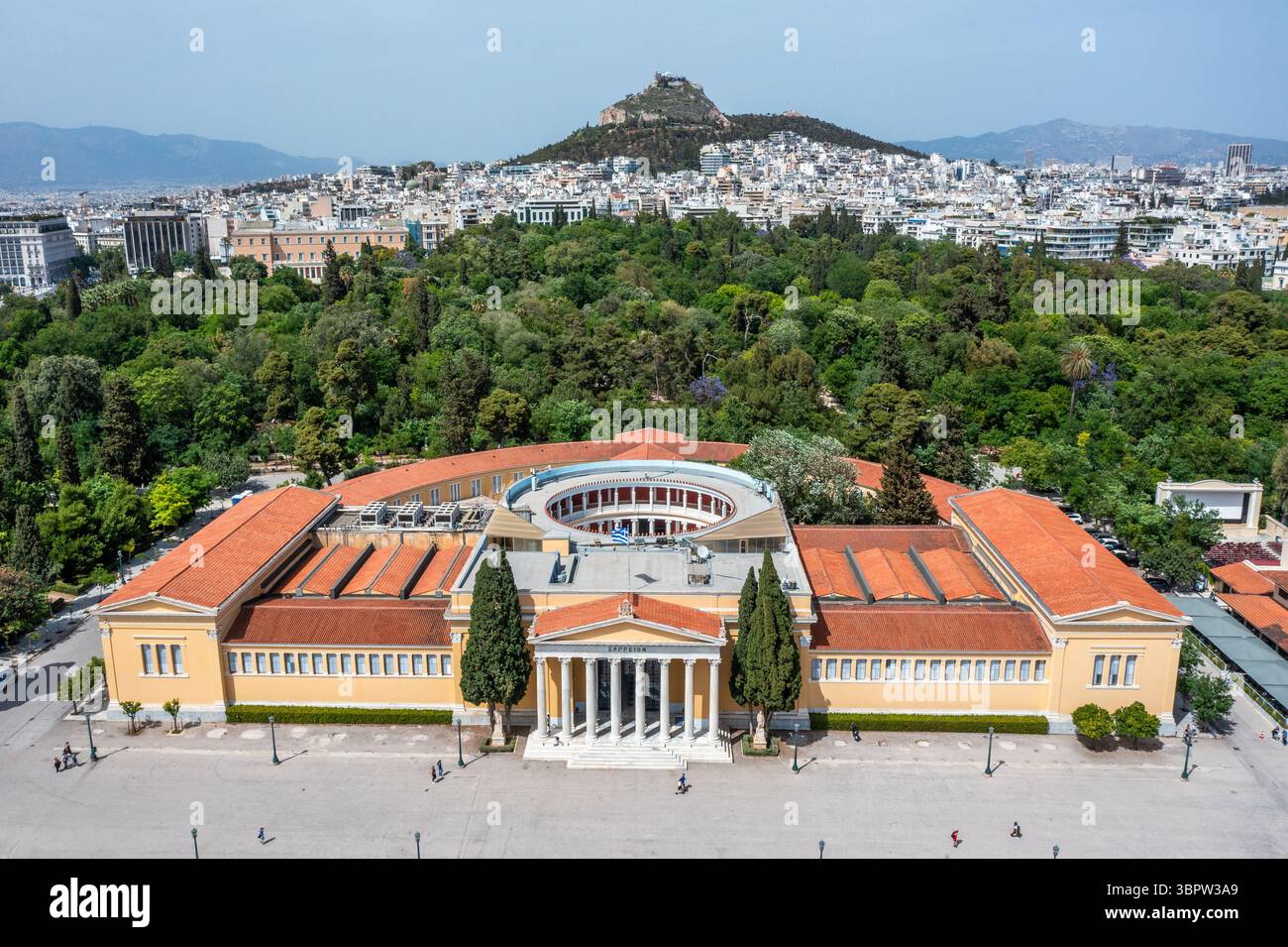 Blick aus der Vogelperspektive auf den Zappeion-Saal und den Lycabettus-Hügel in Griechenland Stockfoto