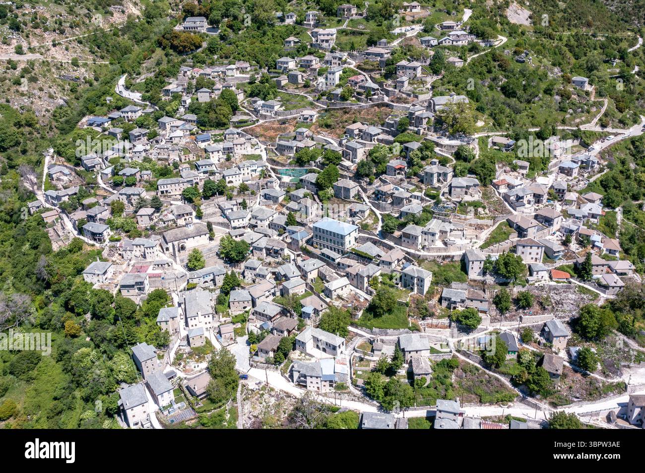 Blick aus der Vogelperspektive auf die traditionelle Stadt Syrrako mit Steinhäusern und Wegen in Griechenland Stockfoto