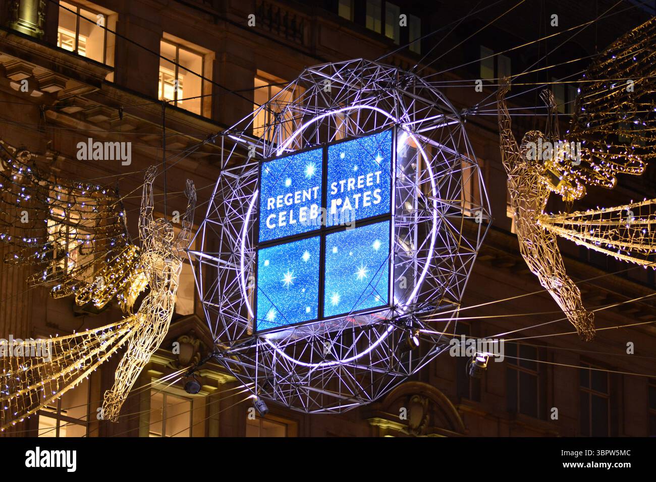 Zwei große beleuchtete Engel über der Regent Street, im Zentrum von london, England Stockfoto