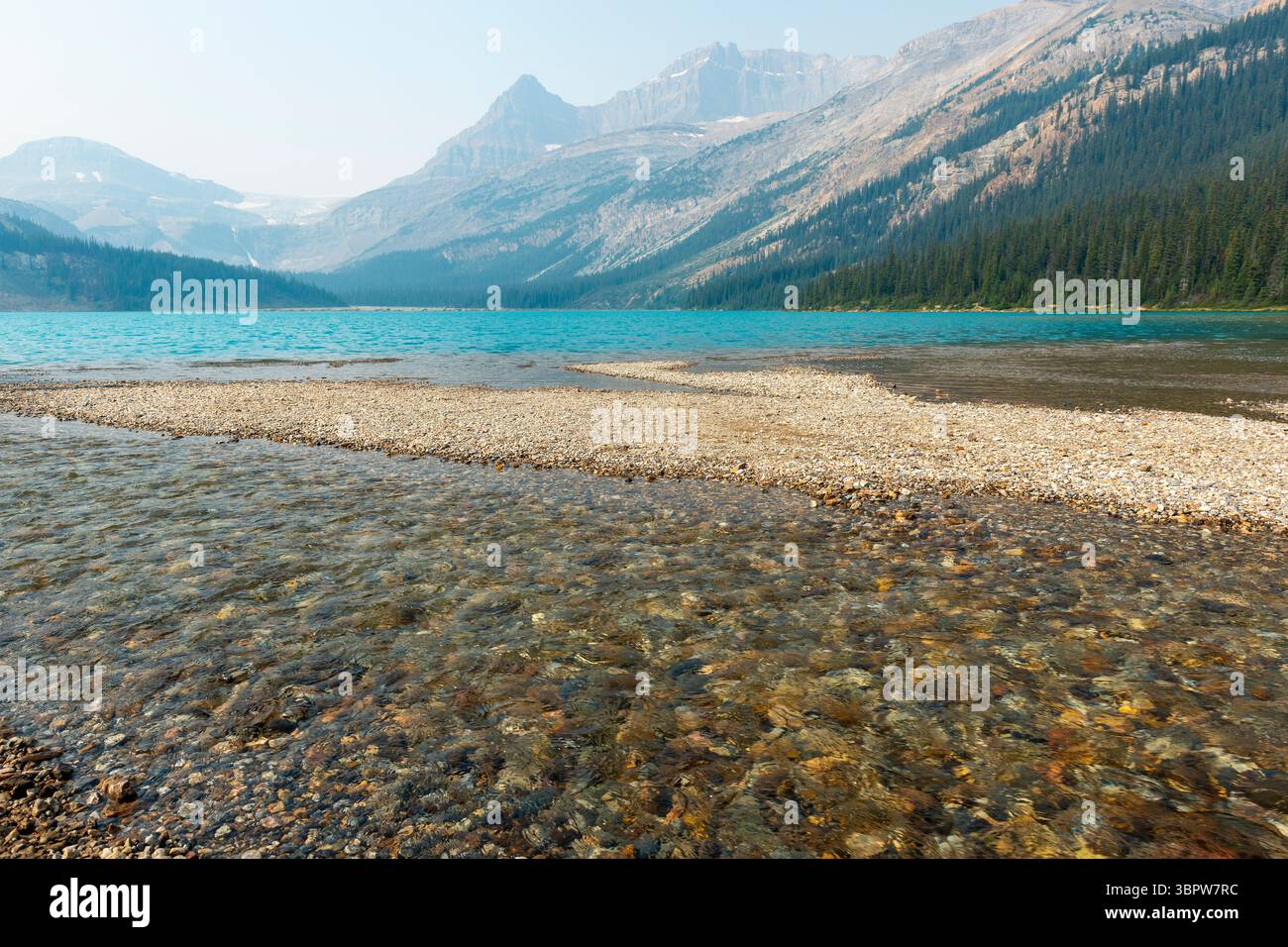 Bow Lake und Kanadische Rocky Mountains mit Waldfeuer-Smog und Rauch, Banff National Park, Alberta, Kanada. Stockfoto