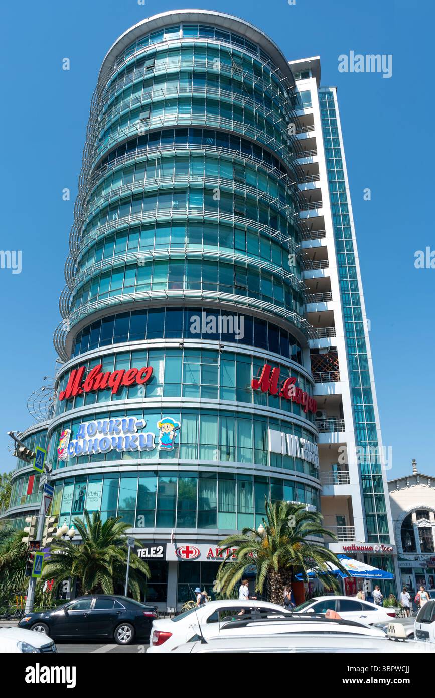 Sotschi, Russland - 5. Juli 2022: Ein hohes Einkaufszentrum in zylindrischer Form. Das Gebäude verfügt über Glasfenster und Vitrinen. Stockfoto