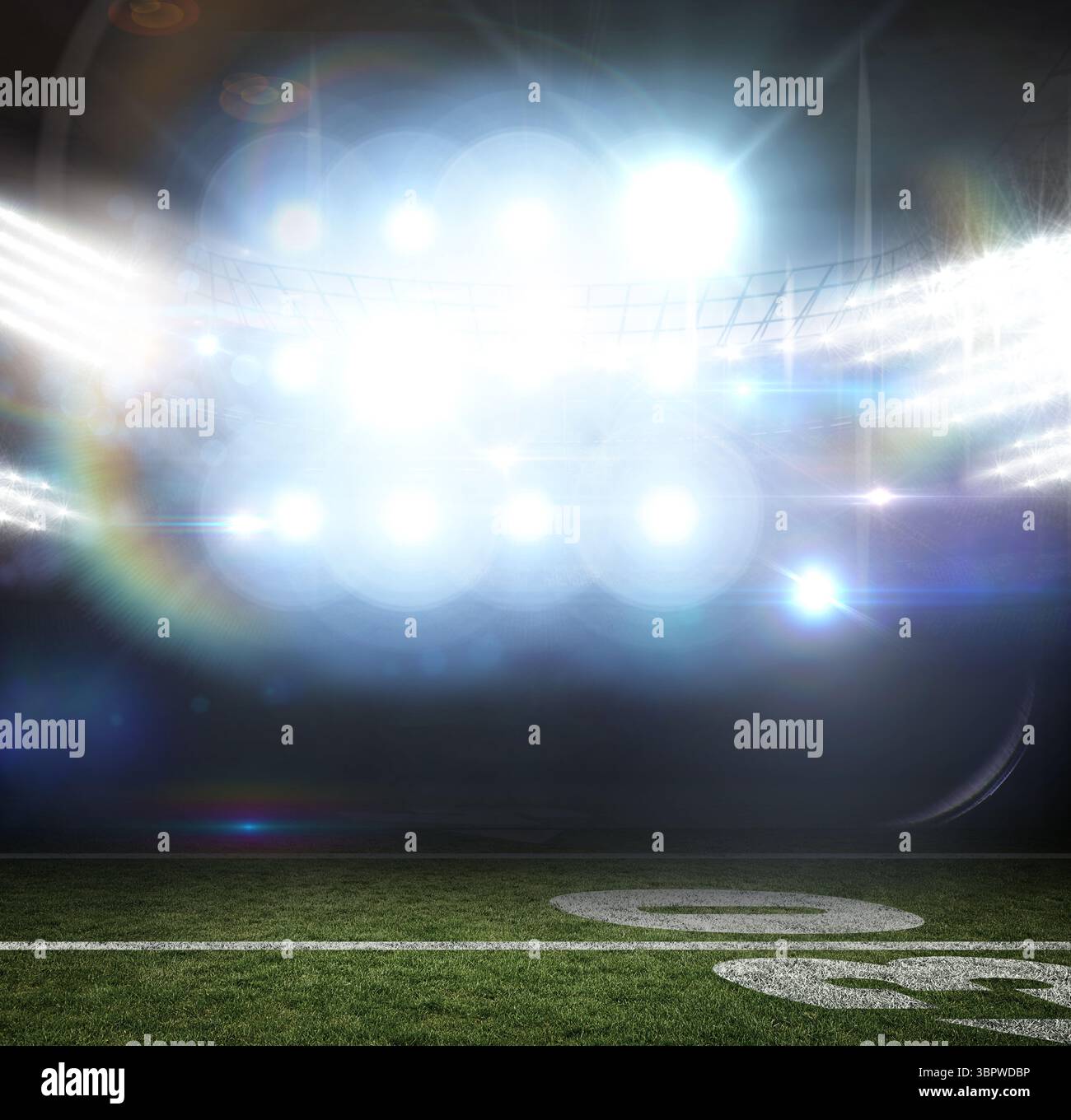 Der Fußballplatz wird von hellen Flutlichtern in flachem Design beleuchtet, die die 50-Yard-Linie hervorheben Stockfoto