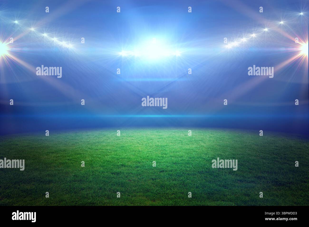 Das leere Grasfeld leuchtet unter den Flutlichtern des Stadions in flachem Design mit nächtlichem Dunst Stockfoto