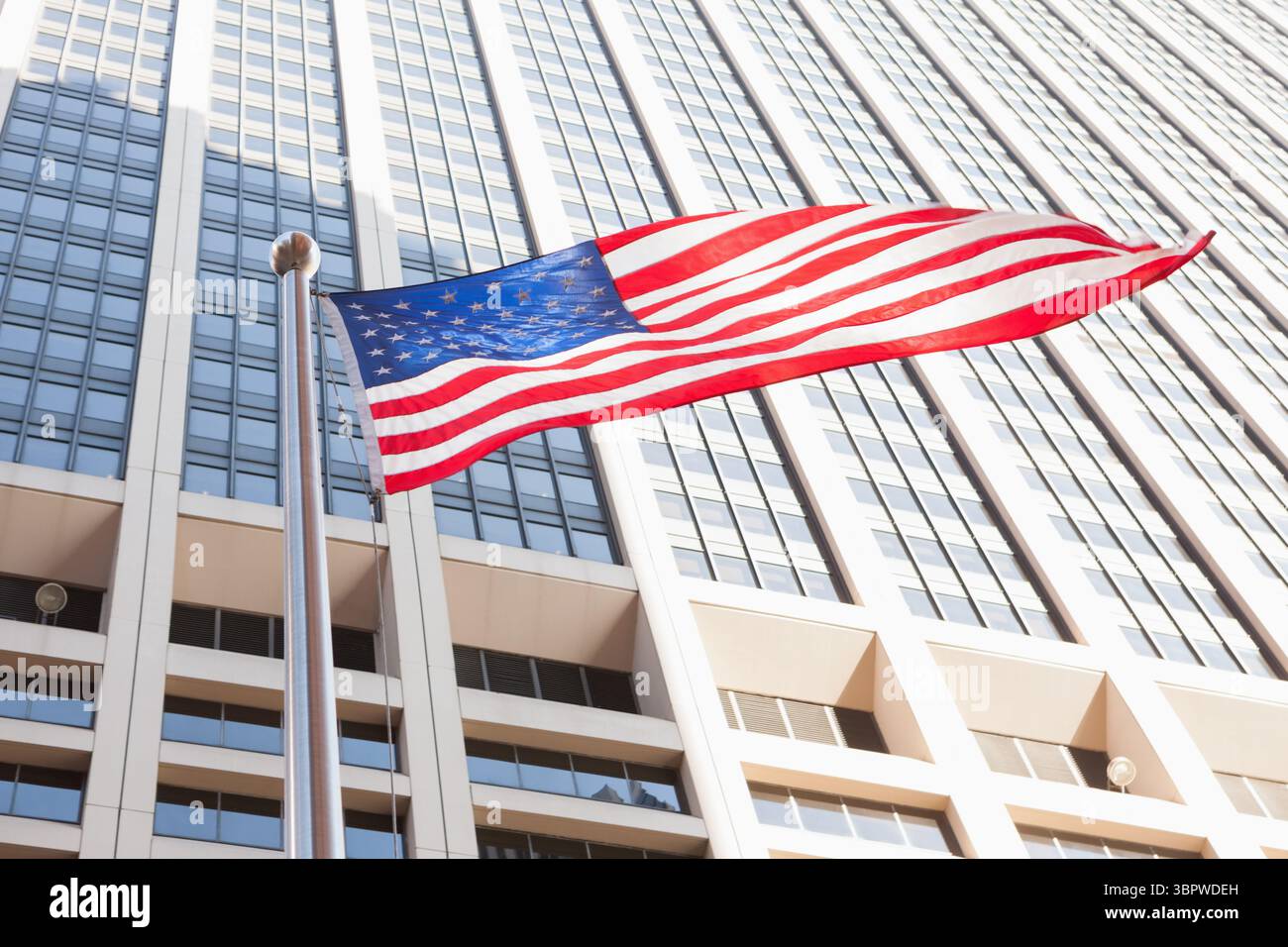 Amerikanische Flagge gegen Himmelskratzer Stockfoto