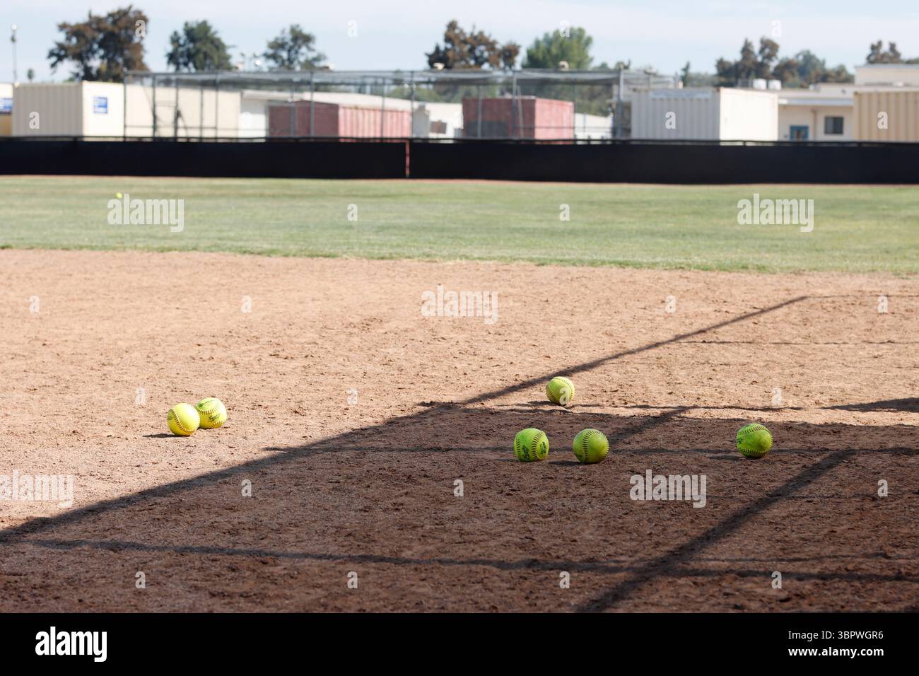 Softballs werden im Oktober 2023 am Los Angeles Pierce College in Woodland Hills, Kalifornien, auf dem Feld gelassen. Foto: Raquel G. Frohlich. Stockfoto