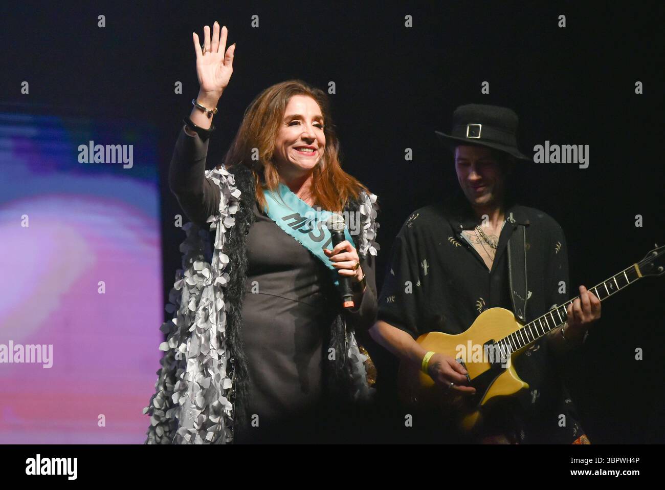 Sao Paulo, Brasilien. Juli 2025. SP - SAO PAULO - 07/09/2025 - IN SAO PAULO FEIERT TUTTI FRUTTI 50 JAHRE RITA LEES VERBOTENE FRUCHT - Marisa Orth, während eines Auftritts der Band Tutti Frutti. Die Show feiert 50 Jahre seit der Veröffentlichung von Rita Lees Album Fruto Proibido mit besonderen Gästen in der Tokio Marine Hall in Sao Paulo. (Foto: Jota Erre/AGIF/SIPA USA) Credit: SIPA USA/Alamy Live News Stockfoto