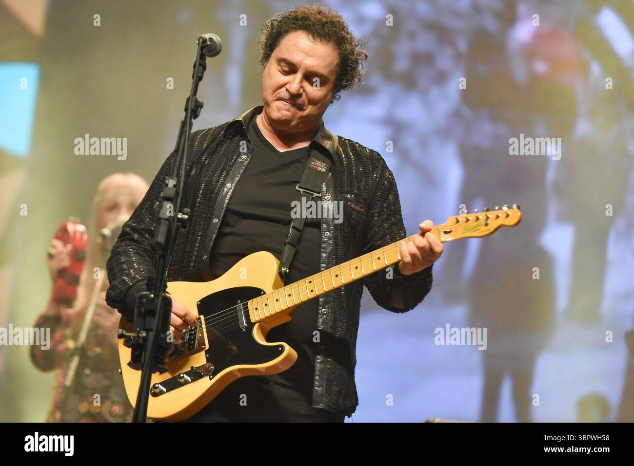 Sao Paulo, Brasilien. Juli 2025. SP - SAO PAULO - 07/09/2025 - IN SAO PAULO FEIERT TUTTI FRUTTI 50 JAHRE RITA LEES VERBOTENE FRUCHT - Roberto Frejat, während eines Auftritts der Band Tutti Frutti. Die Show feiert 50 Jahre seit der Veröffentlichung von Rita Lees Album Fruto Proibido mit besonderen Gästen in der Tokio Marine Hall in Sao Paulo. (Foto: Jota Erre/AGIF/SIPA USA) Credit: SIPA USA/Alamy Live News Stockfoto