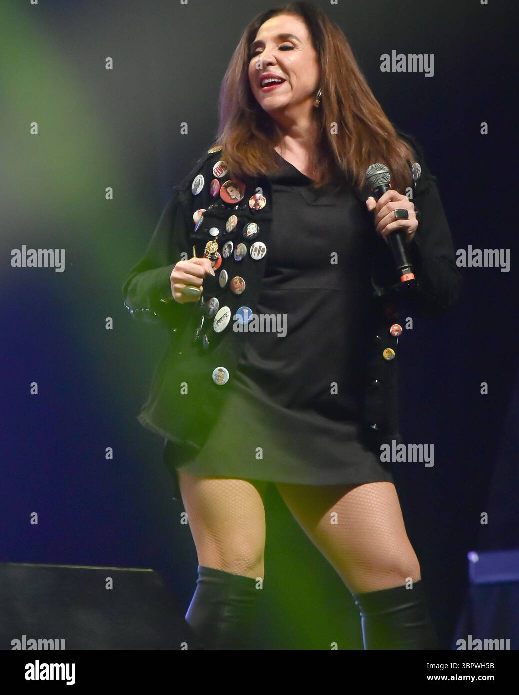 Sao Paulo, Brasilien. Juli 2025. SP - SAO PAULO - 07/09/2025 - IN SAO PAULO FEIERT TUTTI FRUTTI 50 JAHRE RITA LEES VERBOTENE FRUCHT - Marisa Orth, während eines Auftritts der Band Tutti Frutti. Die Show feiert 50 Jahre seit der Veröffentlichung von Rita Lees Album Fruto Proibido mit besonderen Gästen in der Tokio Marine Hall in Sao Paulo. (Foto: Jota Erre/AGIF/SIPA USA) Credit: SIPA USA/Alamy Live News Stockfoto