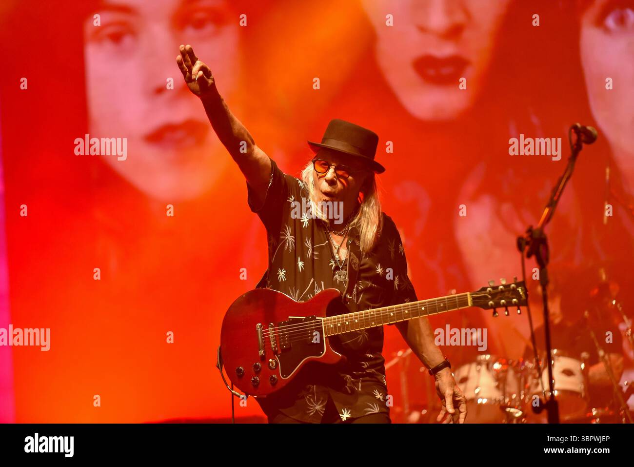 Sao Paulo, Brasilien. Juli 2025. SP - SAO PAULO - 07/09/2025 - IN SAO PAULO FEIERT TUTTI FRUTTI 50 JAHRE RITA LEES FORBIDDEN FRUIT - Luiz Carlini während eines Auftritts der Band Tutti Frutti. Die Show feiert 50 Jahre seit der Veröffentlichung von Rita Lees Album Forbidden Fruit mit besonderen Gästen in der Tokio Marine Hall in Sao Paulo. (Foto: Jota Erre/AGIF/SIPA USA) Credit: SIPA USA/Alamy Live News Stockfoto