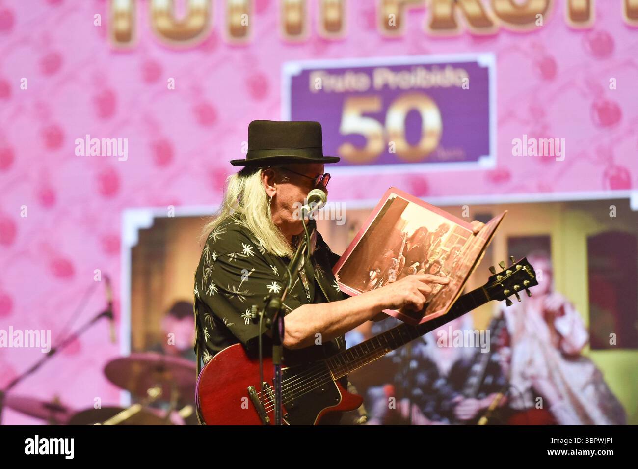 Sao Paulo, Brasilien. Juli 2025. SP - SAO PAULO - 07/09/2025 - IN SAO PAULO FEIERT TUTTI FRUTTI 50 JAHRE RITA LEES FORBIDDEN FRUIT - Luiz Carlini während eines Auftritts der Band Tutti Frutti. Die Show feiert 50 Jahre seit der Veröffentlichung von Rita Lees Album Forbidden Fruit mit besonderen Gästen in der Tokio Marine Hall in Sao Paulo. (Foto: Jota Erre/AGIF/SIPA USA) Credit: SIPA USA/Alamy Live News Stockfoto