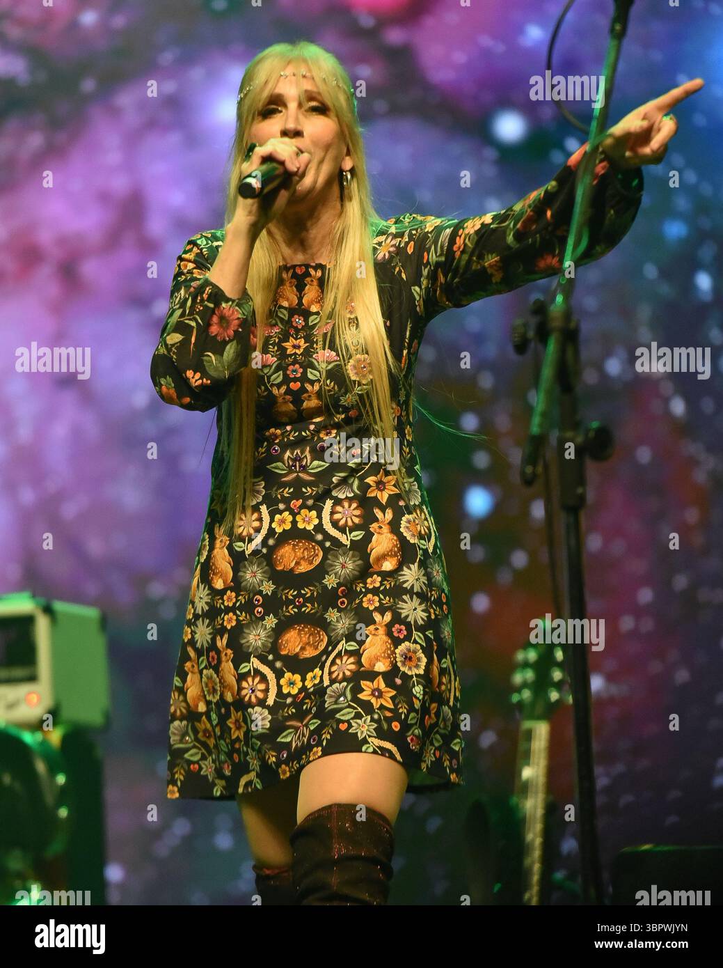 Sao Paulo, Brasilien. Juli 2025. SP - SAO PAULO - 07/09/2025 - IN SAO PAULO FEIERT TUTTI FRUTTI 50 JAHRE RITA LEES VERBOTENE FRUCHT Sol Ribeiro während eines Auftritts der Band Tutti Frutti. Die Show feiert 50 Jahre seit der Veröffentlichung von Rita Lees Album Fruto Proibido mit besonderen Gästen in der Tokio Marine Hall in Sao Paulo. (Foto: Jota Erre/AGIF/SIPA USA) Credit: SIPA USA/Alamy Live News Stockfoto