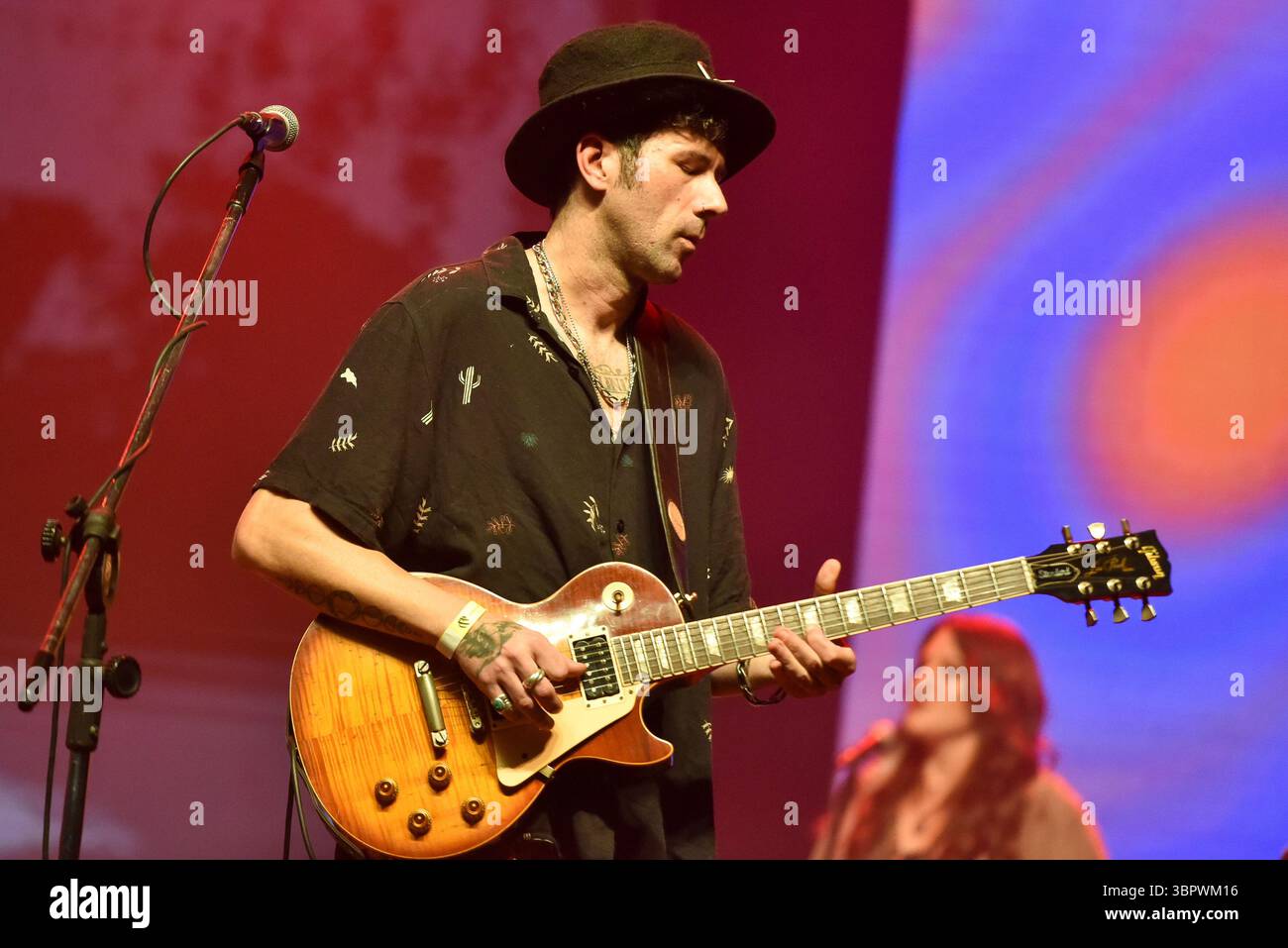 Sao Paulo, Brasilien. Juli 2025. SP - SAO PAULO - 07/09/2025 - IN SAO PAULO FEIERT TUTTI FRUTTI 50 JAHRE RITA LEES VERBOTENE FRUCHT - Roy Carlini, während eines Auftritts der Band Tutti Frutti. Die Show feiert 50 Jahre seit der Veröffentlichung von Rita Lees Album Fruto Proibido mit besonderen Gästen in der Tokio Marine Hall in Sao Paulo. (Foto: Jota Erre/AGIF/SIPA USA) Credit: SIPA USA/Alamy Live News Stockfoto