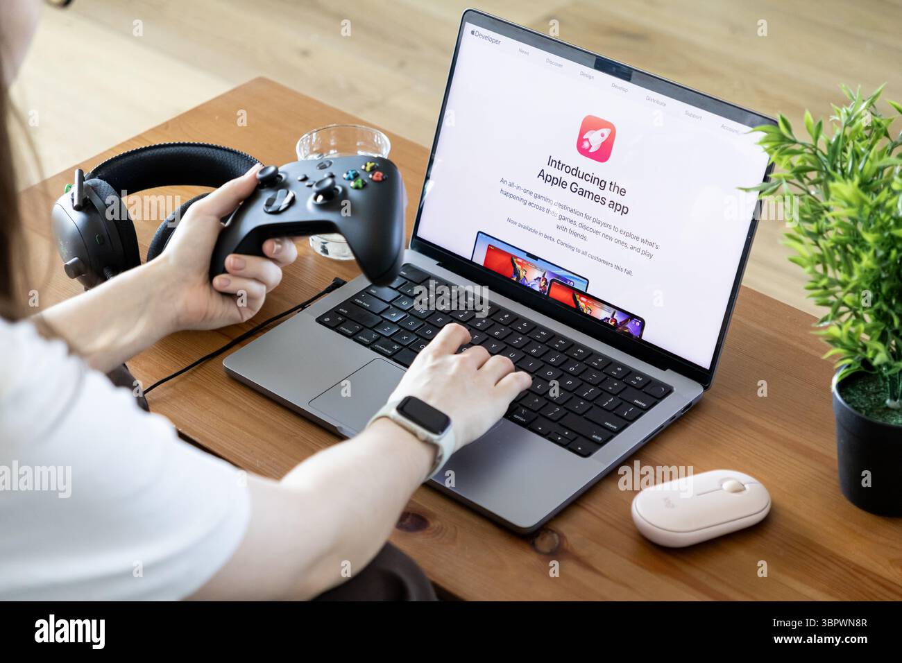 Poznan, Polen – 15. Juni 2025: Die Apple Games App wird auf dem MacBook Pro vorgestellt, verwendet mit dem Xbox-Controller und der Logitech-Maus Stockfoto