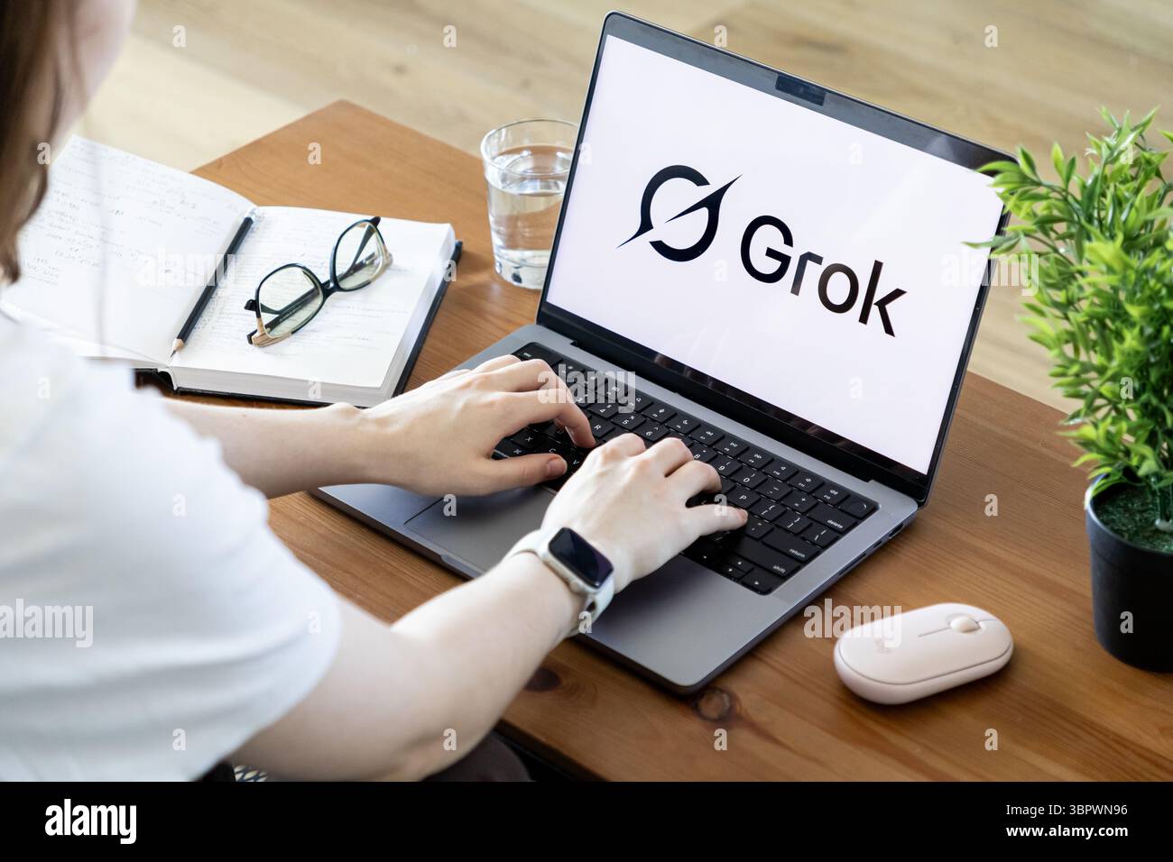 Posen, Polen - 15. Juni 2025: Grok, die modernste Anwendung künstlicher Intelligenz, die auf einem Laptop-Bildschirm sichtbar ist, während eine Person aktiv usin tippt Stockfoto