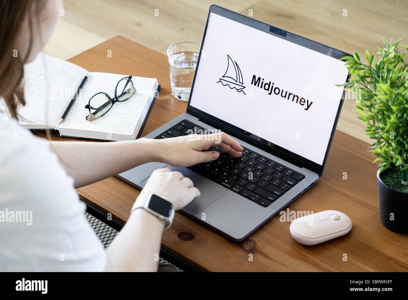 Poznan, Polen – 15. Juni 2025: Die MidJourney-Software-Schnittstelle wird auf einem leistungsstarken Laptop gezeigt, mit der Benutzer verschiedene KI-generierte Bilder erstellen können Stockfoto