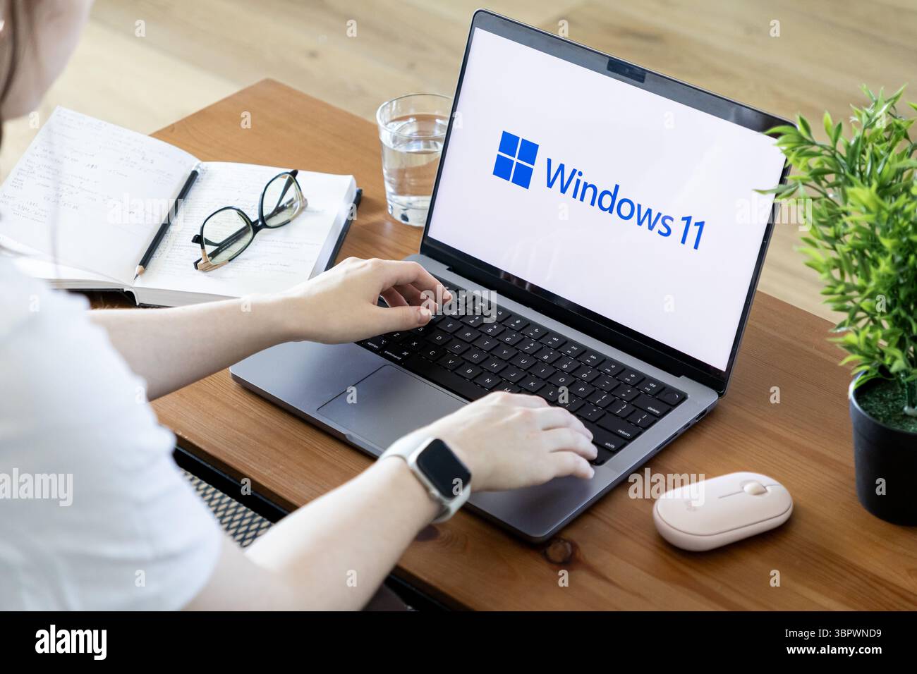 Posen, Polen - 15. Juni 2025: Person, die auf einem modernen Laptop mit Windows 11-Benutzeroberfläche schreibt, betont aktualisierte Technologie und effizientes Graben Stockfoto