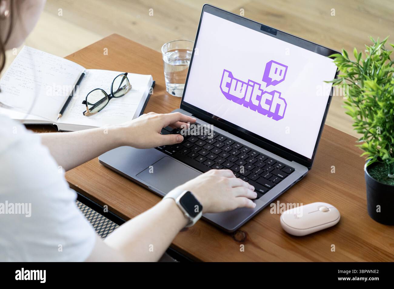 Posen, Polen - 15. Juni 2025: Twitch, eine der wichtigsten Online-Streaming-Websites, sieht auf einem Laptop verschiedene Live-Inhalte, Spiele, Musik, Shows und Fostering an Stockfoto