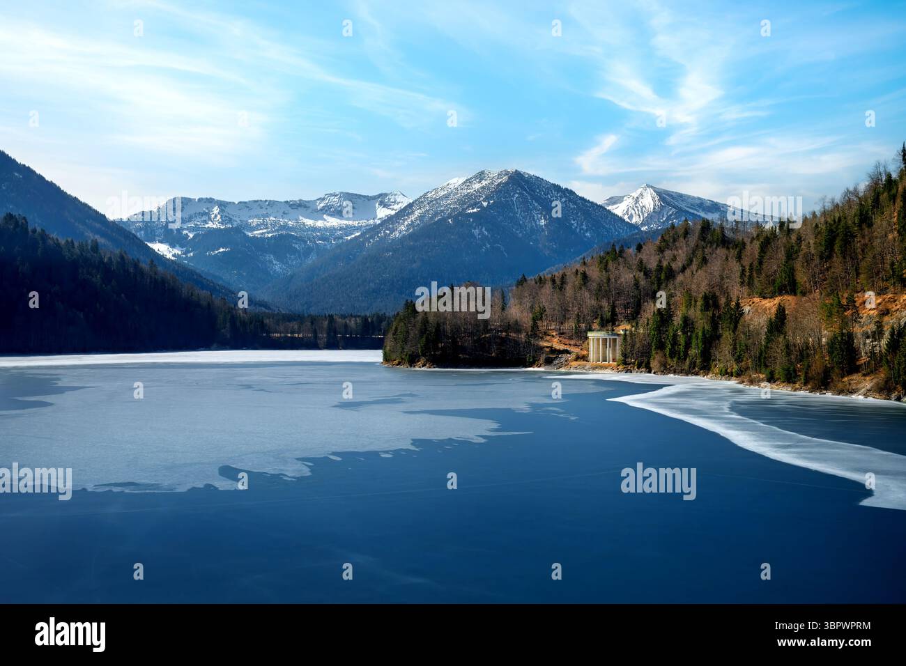 Gefrorener Sylvensteinspeicher-Stausee in Bayern Stockfoto