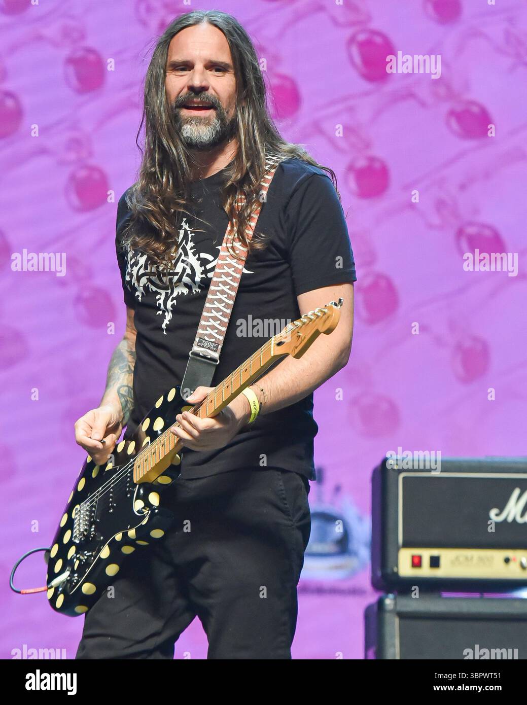 Sao Paulo, Brasilien. Juli 2025. SP - SAO PAULO - 07/09/2025 - IN SAO PAULO FEIERT TUTTI FRUTTI 50 JAHRE RITA LEES VERBOTENE FRUCHT - Andreas Kisser während eines Auftritts der Band Tutti Frutti. Die Show feiert 50 Jahre seit der Veröffentlichung von Rita Lees Album Fruto Proibido mit besonderen Gästen in der Tokio Marine Hall in Sao Paulo. (Foto: Jota Erre/AGIF/SIPA USA) Credit: SIPA USA/Alamy Live News Stockfoto