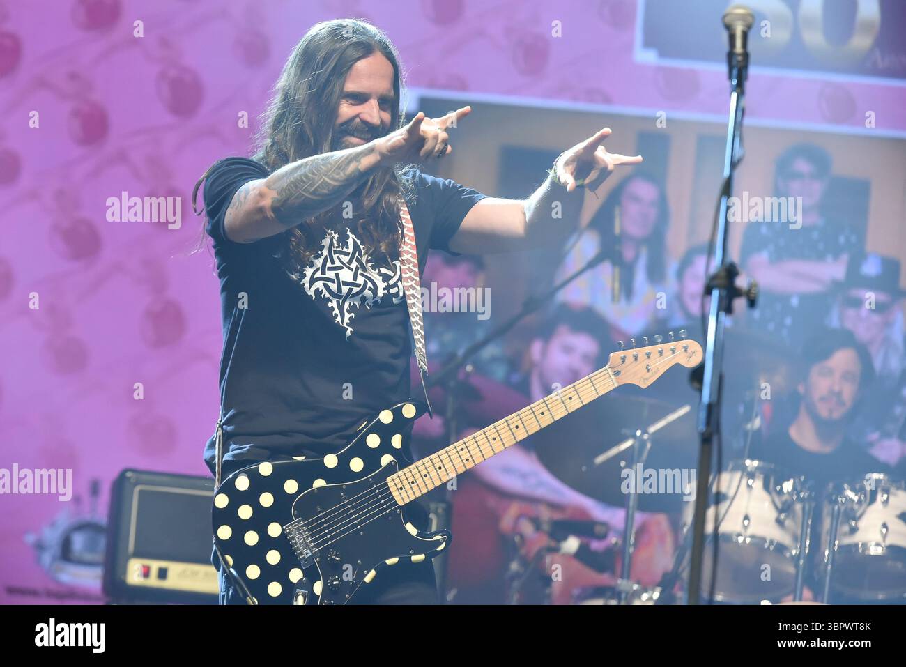 Sao Paulo, Brasilien. Juli 2025. SP - SAO PAULO - 07/09/2025 - IN SAO PAULO FEIERT TUTTI FRUTTI 50 JAHRE RITA LEES VERBOTENE FRUCHT - Andreas Kisser während eines Auftritts der Band Tutti Frutti. Die Show feiert 50 Jahre seit der Veröffentlichung von Rita Lees Album Fruto Proibido mit besonderen Gästen in der Tokio Marine Hall in Sao Paulo. (Foto: Jota Erre/AGIF/SIPA USA) Credit: SIPA USA/Alamy Live News Stockfoto