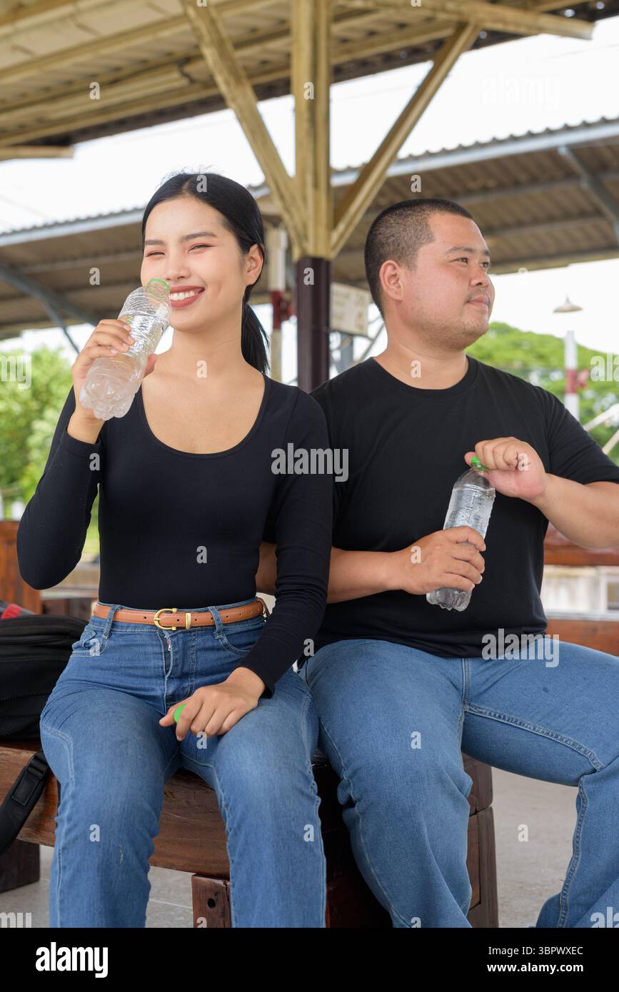 Ein junges asiatisches Paar im Bahnhof Stockfoto