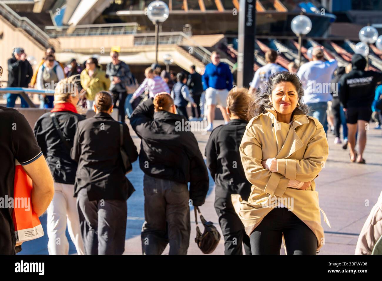 Sydney Australien 10. Juli 2025: Starke westliche Windböen erreichten laut dem Bureau of Meteorology (BOM) heute einen Höchstwert von 76 km/h und waren sicherlich von Einheimischen und Touristen zu spüren, die Sydneys Circular Quay und den Vorplatz des Opernhauses besuchten. Die meisten trafen den Wind mit einem entschlossenen Lächeln, aber einige Eltern kämpften, die Kinder in den plötzlich starken Böen festzuhalten. Quelle: Stephen Dwyer / Alamy Live News Stockfoto