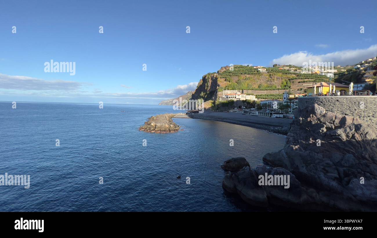 Küstenlandschaft mit einem wunderschönen Blick auf das Meer, die Klippen und den blauen Himmel, Madeira, Portugal Stockfoto