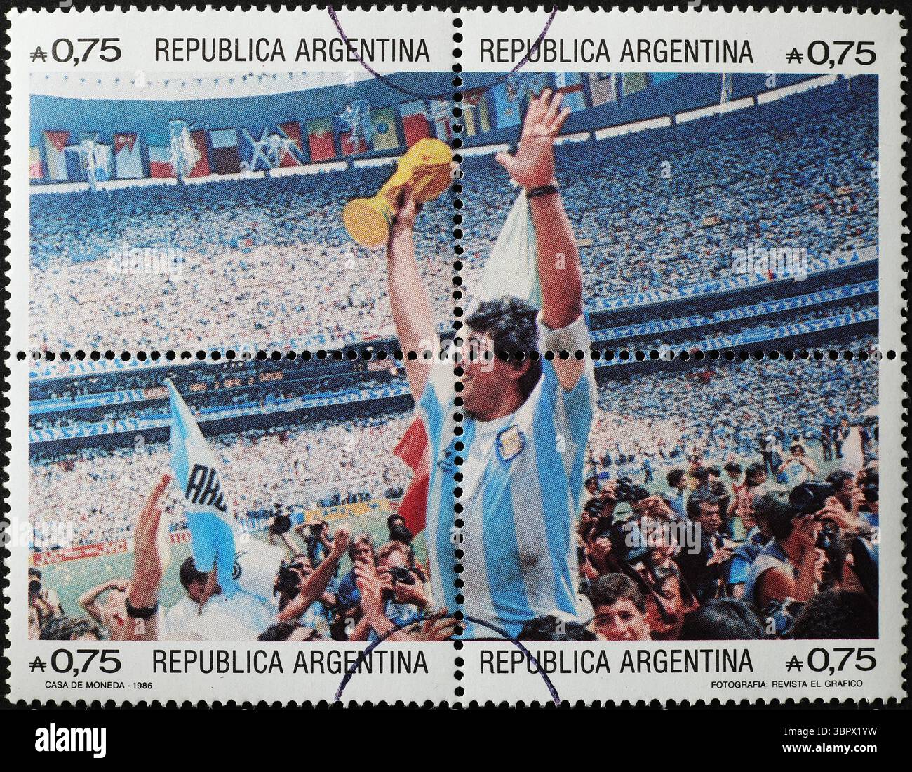 Diego Armand Maradona feiert Weltmeisterschaft in Mexiko '86 auf Briefmarken Stockfoto