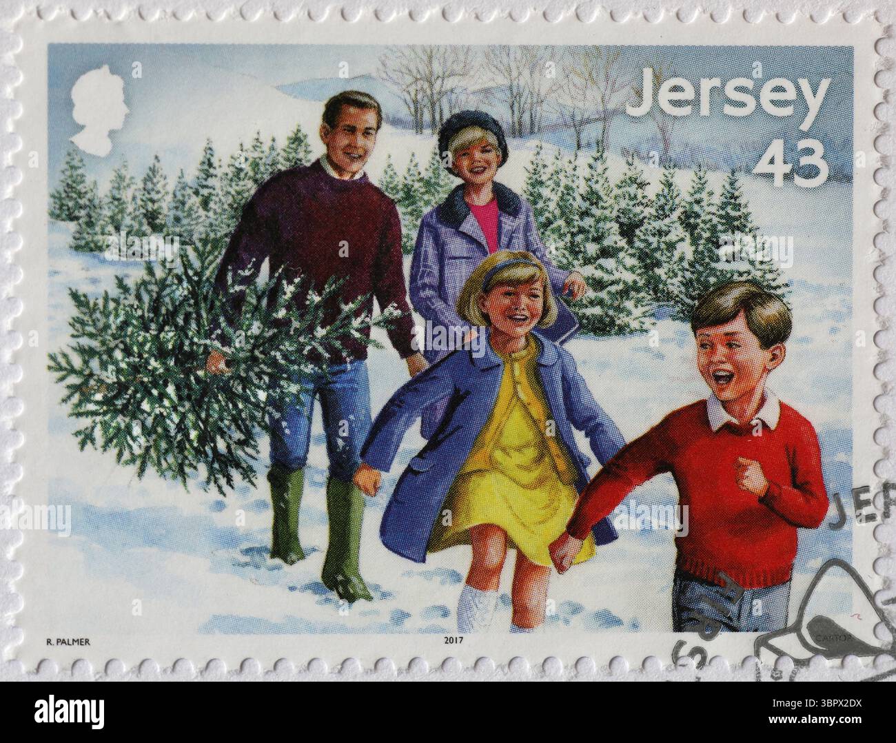 Die Familie trägt den weihnachtsbaum nach Hause, um ihn auf Briefmarken zu bringen Stockfoto