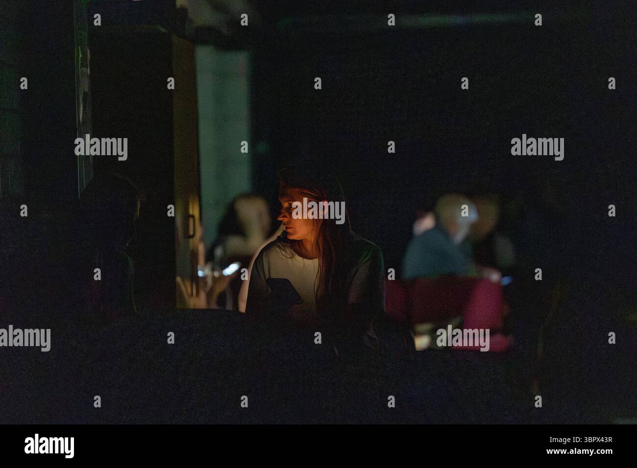 In einem Kiewer Bombenschutzraum, als die Stadt in den frühen Morgenstunden des 10. Juli 2025 unter anhaltenden Drohnen- und Raketenangriffen geriet. Stockfoto