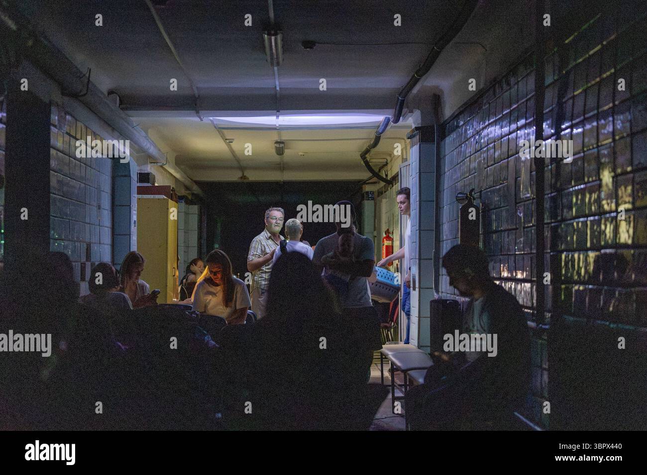 In einem Kiewer Bombenschutzraum, als die Stadt in den frühen Morgenstunden des 10. Juli 2025 unter anhaltenden Drohnen- und Raketenangriffen geriet. Stockfoto