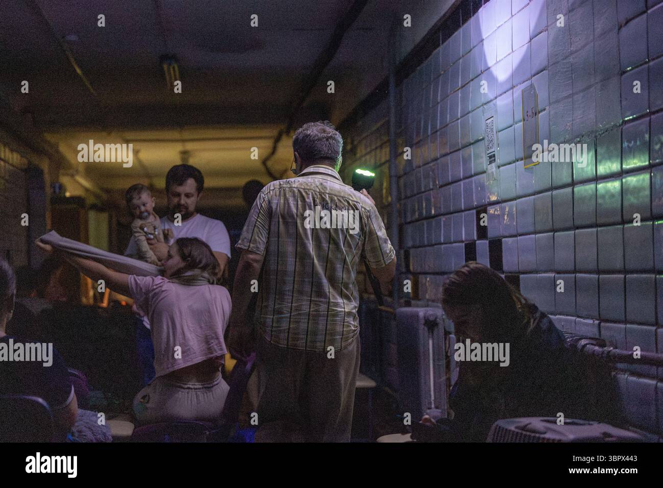 In einem Kiewer Bombenschutzraum, als die Stadt in den frühen Morgenstunden des 10. Juli 2025 unter anhaltenden Drohnen- und Raketenangriffen geriet. Stockfoto