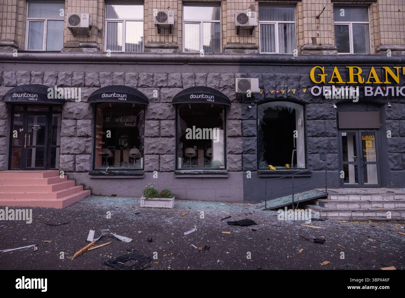 Eine beschädigte Ladenfront nach einem russischen Drohnen- und Raketenangriff auf Kiew am 10. Juli 2025. Stockfoto