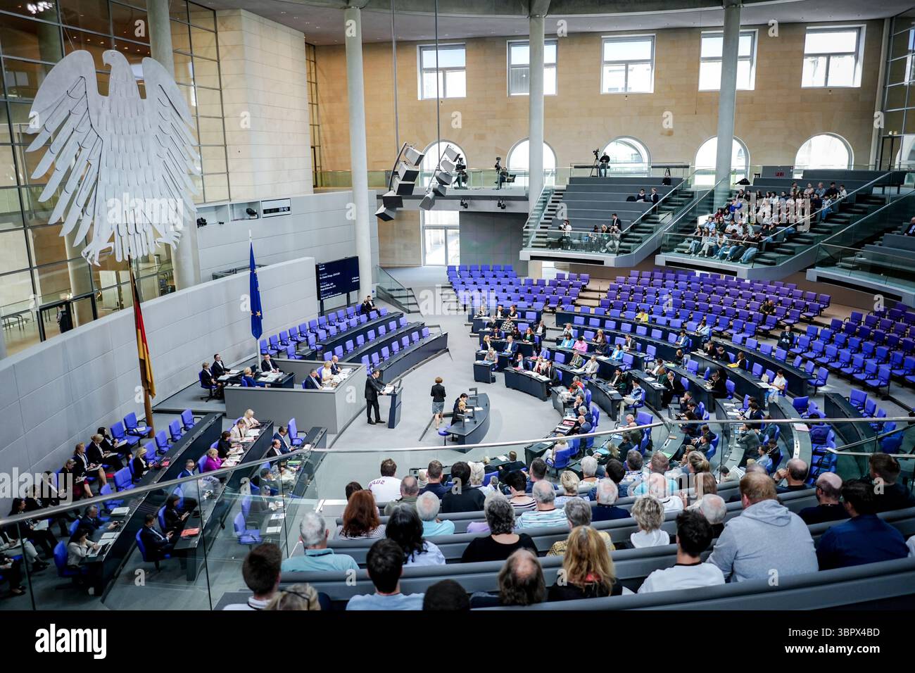 Berlin, Deutschland. Juli 2025. Ansicht des Plenarsaals im Bundestag, da die Haushaltsdiskussionen fortgesetzt werden. Quelle: Kay Nietfeld/dpa/Alamy Live News Stockfoto