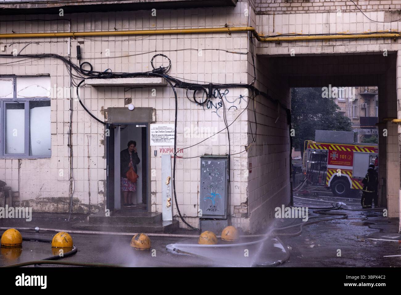Ein Bewohner verlässt ein Wohngebäude, das während eines russischen Drohnen- und Raketenangriffs auf Kiew am 10. Juli 2025 getroffen wurde. Stockfoto