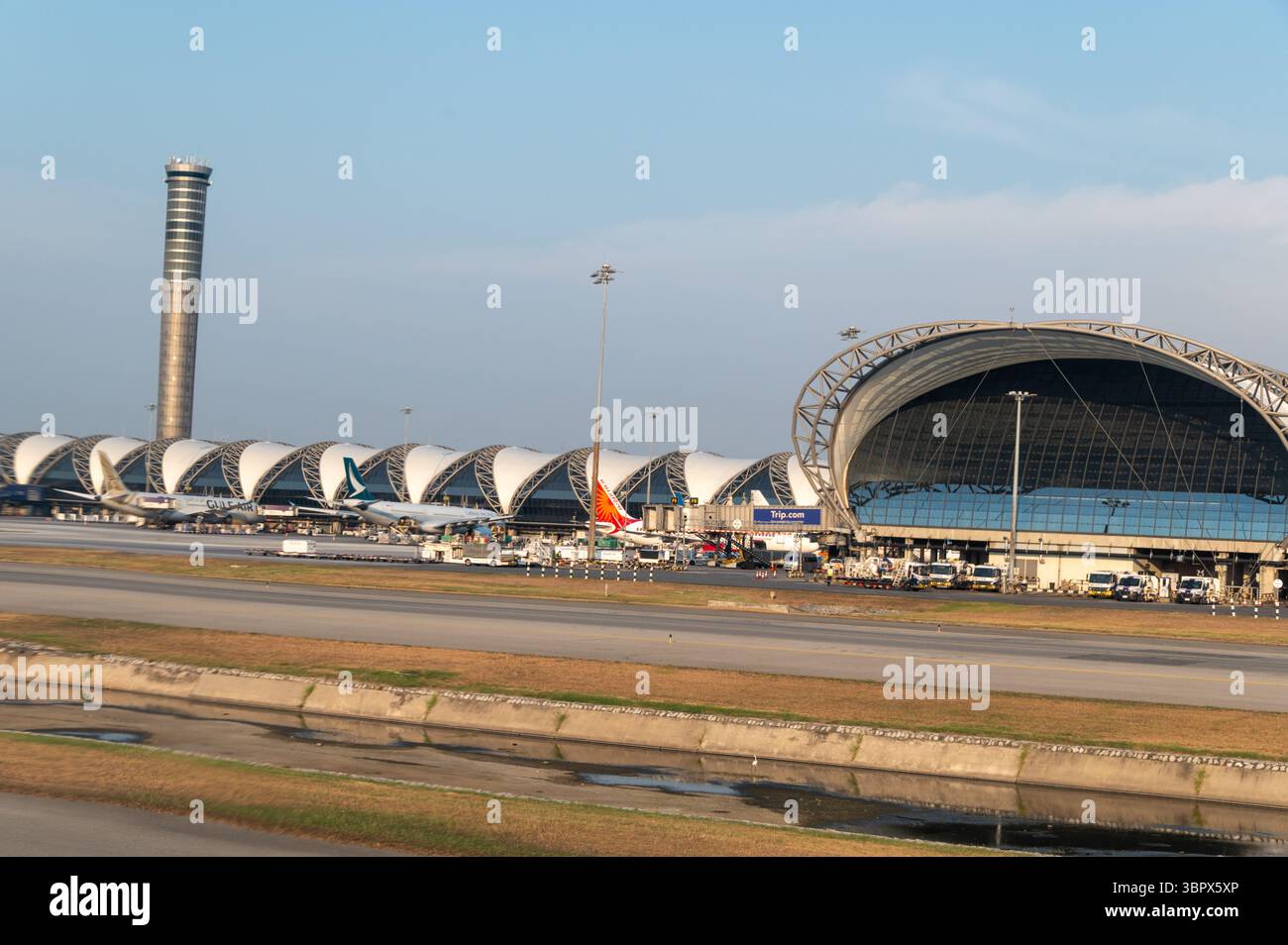Der Flughafen Suvarnabhumi mit Kontrollturm und Passagierterminals ist der wichtigste internationale Flughafen in Bangkok, der Hauptstadt Thailands im Süden Stockfoto